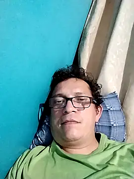 Snapshot of Bombi22 chatting on 02/18/25, 05:31 Bombi22 online show from 02/18/25, 05:31