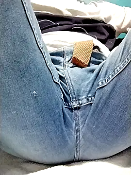 Snapshot of Bombi22 chatting on 03/07/25, 02:57 Bombi22 online show from 03/07/25, 02:57