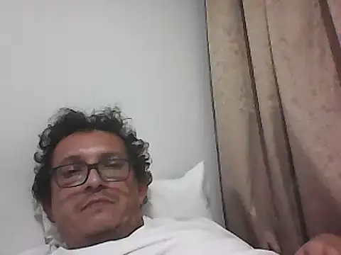 Snapshot of Bombi22 chatting on 11/02/25, 06:05 Bombi22 online show from 11/02/25, 06:05