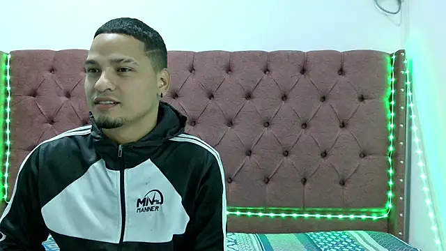 Snapshot of lau_hotfox chatting on 02/15/25, 01:53 lau hotfox online show from 02/15/25, 01:53