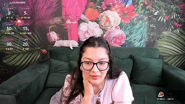 Snapshot of ZarifaBev chatting on 10/10/25, 03:44 ZarifaBev online show from 10/10/25, 03:44