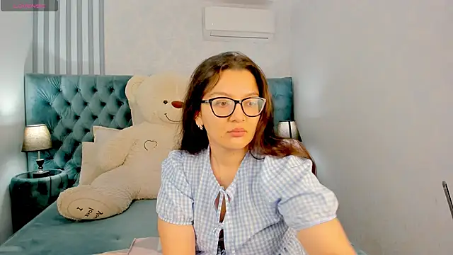 Snapshot of ZarifaBev chatting on 10/18/25, 01:56 ZarifaBev online show from 10/18/25, 01:56