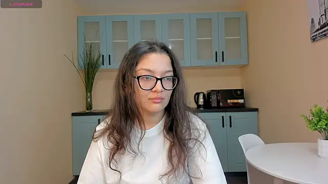 Snapshot of ZarifaBev chatting on 12/20/25, 07:04 ZarifaBev online show from 12/20/25, 07:04