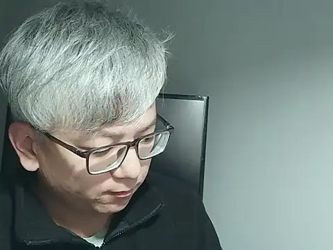 Snapshot of leoUSIR chatting on 10/28/25, 03:25 leoUSIR online show from 10/28/25, 03:25