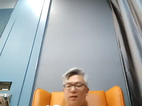 Snapshot of leoUSIR chatting on 11/01/25, 04:20 leoUSIR online show from 11/01/25, 04:20