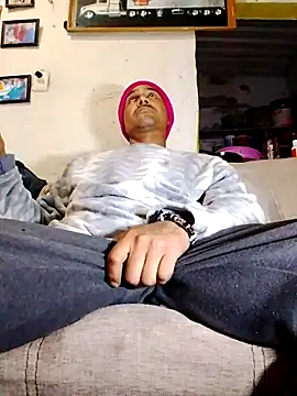 Snapshot of NewBe9D9 chatting on 11/17/25, 09:59 NewBe9D9 online show from 11/17/25, 09:59