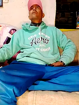 Snapshot of NewBe9D9 chatting on 11/26/25, 09:21 NewBe9D9 online show from 11/26/25, 09:21