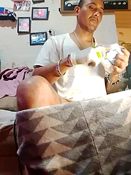 Snapshot of NewBe9D9 chatting on 12/14/25, 11:15 NewBe9D9 online show from 12/14/25, 11:15