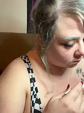 Snapshot of SleazeLouize chatting on 02/18/25, 02:05 SleazeLouize online show from 02/18/25, 02:05