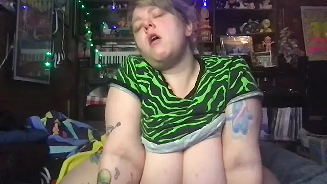 Snapshot of SleazeLouize chatting on 12/16/25, 04:39 SleazeLouize online show from 12/16/25, 04:39