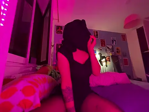 Snapshot of littlewitchxoxo chatting on 12/15/24, 04:37 littlewitchxoxo online show from 12/15/24, 04:37