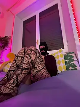 Snapshot of littlewitchxoxo chatting on 12/17/24, 04:32 littlewitchxoxo online show from 12/17/24, 04:32