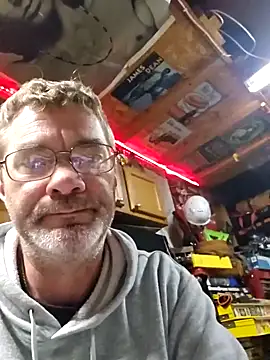 Snapshot of tileguyyy chatting on 10/16/25, 04:24 tileguyyy online show from 10/16/25, 04:24