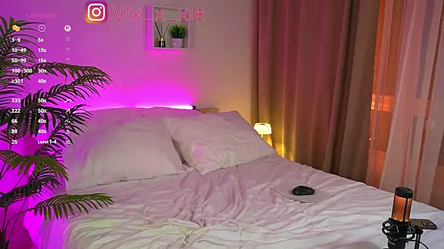 ViXXXiee online show from 10/22/25, 06:07