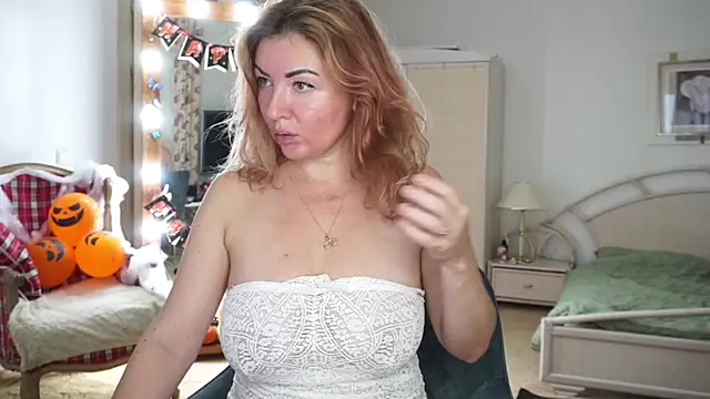 Snapshot of moonlight4u chatting on 10/29/25, 05:42 moonlight4u online show from 10/29/25, 05:42