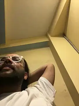 Snapshot of Arsh_Loves_Luv chatting on 01/15/25, 01:31 Arsh Loves Luv online show from 01/15/25, 01:31