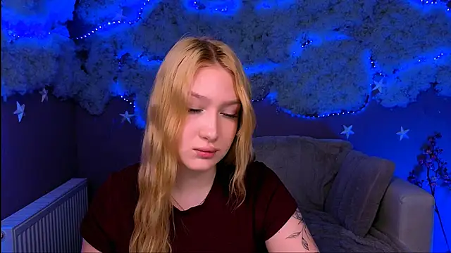 Snapshot of playful_sophie chatting on 04/19/26, 07:27 playful sophie online show from 04/19/26, 07:27