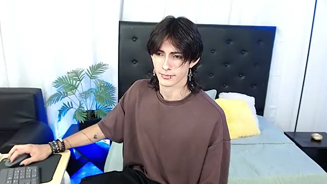 Snapshot of andreey50 chatting on 11/18/25, 02:10 andreey50 online show from 11/18/25, 02:10