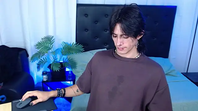 Snapshot of andreey50 chatting on 11/22/25, 01:43 andreey50 online show from 11/22/25, 01:43