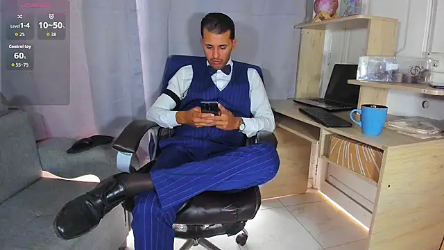 Hideintheoffice online show from 04/27/26, 12:36