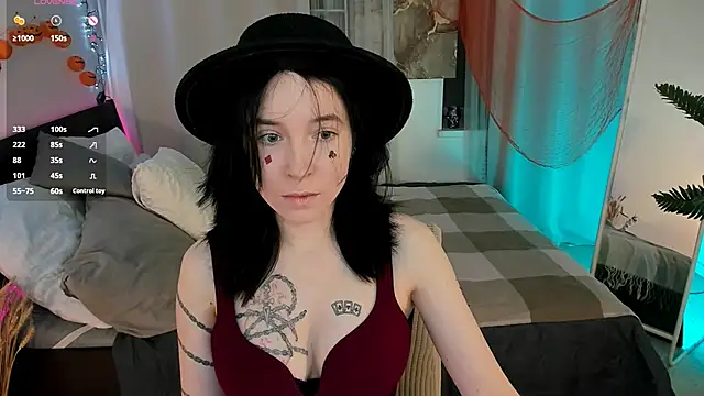 Snapshot of lilithlunna chatting on 10/28/25, 02:42 lilithlunna online show from 10/28/25, 02:42