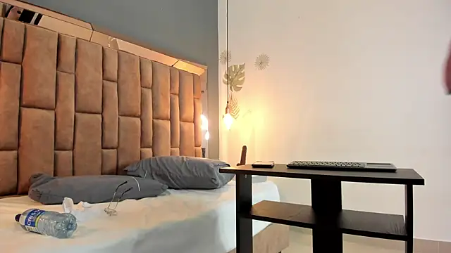 Snapshot of victoriaroyce1 chatting on 02/21/25, 11:44 victoriaroyce1 online show from 02/21/25, 11:44