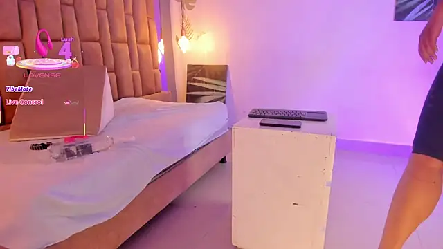 Snapshot of victoriaroyce1 chatting on 10/30/25, 01:12 victoriaroyce1 online show from 10/30/25, 01:12