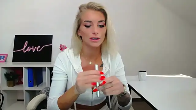 Lia Benini online show from 02/04/25, 01:06