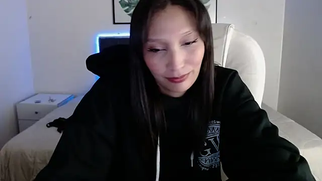 Snapshot of mia_collens chatting on 12/18/25, 01:00 mia collens online show from 12/18/25, 01:00