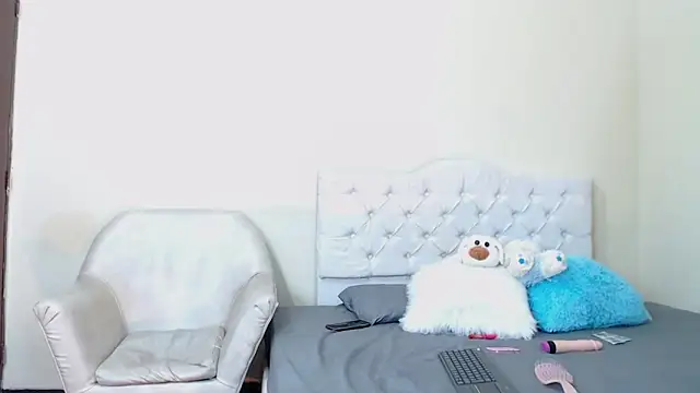 Snapshot of Mariana_16_ chatting on 01/14/25, 11:27 Mariana 16 online show from 01/14/25, 11:27