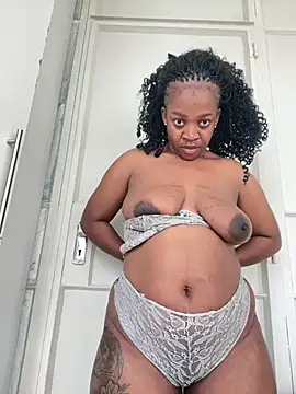 Snapshot of beverlyxxxx chatting on 03/12/25, 02:45 beverlyxxxx online show from 03/12/25, 02:45