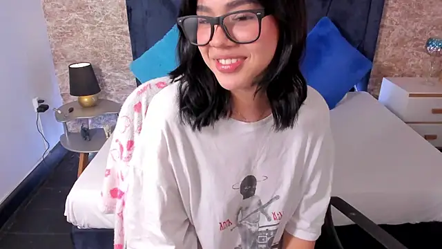 Snapshot of Lily_Woodz chatting on 03/06/25, 06:37 Lily Woodz online show from 03/06/25, 06:37