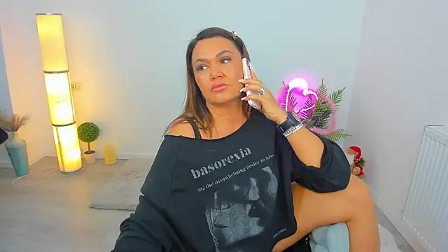 Snapshot of Aileen_Stone chatting on 11/30/25, 05:06 Aileen Stone online show from 11/30/25, 05:06