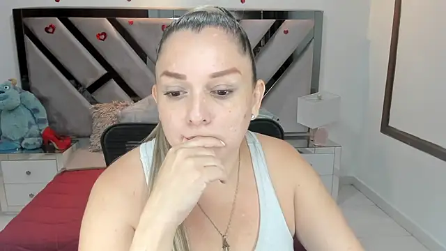 Snapshot of natalia5560 chatting on 10/05/25, 01:42 natalia5560 online show from 10/05/25, 01:42