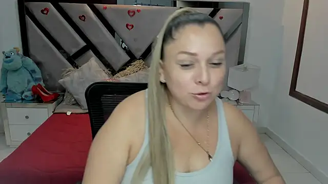 Snapshot of natalia5560 chatting on 10/16/25, 01:12 natalia5560 online show from 10/16/25, 01:12