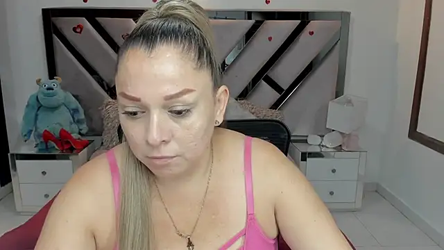 Snapshot of natalia5560 chatting on 10/23/25, 12:37 natalia5560 online show from 10/23/25, 12:37