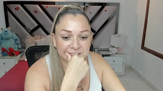 Snapshot of natalia5560 chatting on 10/27/25, 01:15 natalia5560 online show from 10/27/25, 01:15