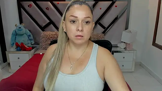 Snapshot of natalia5560 chatting on 10/30/25, 01:12 natalia5560 online show from 10/30/25, 01:12