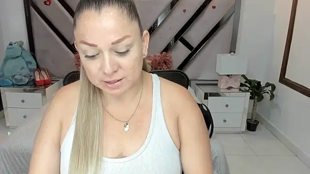 Snapshot of natalia5560 chatting on 11/23/25, 01:22 natalia5560 online show from 11/23/25, 01:22