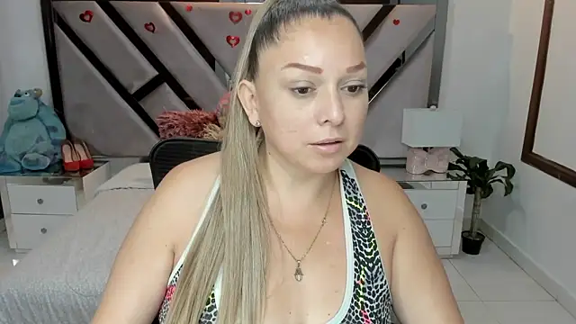 Snapshot of natalia5560 chatting on 11/24/25, 01:33 natalia5560 online show from 11/24/25, 01:33