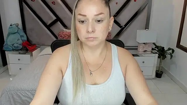 Snapshot of natalia5560 chatting on 11/25/25, 01:33 natalia5560 online show from 11/25/25, 01:33