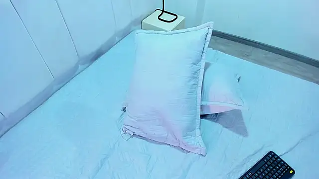 Snapshot of AbrilSonne chatting on 02/16/25, 06:32 AbrilSonne online show from 02/16/25, 06:32