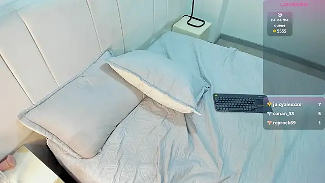 Snapshot of AbrilSonne chatting on 02/19/25, 08:10 AbrilSonne online show from 02/19/25, 08:10