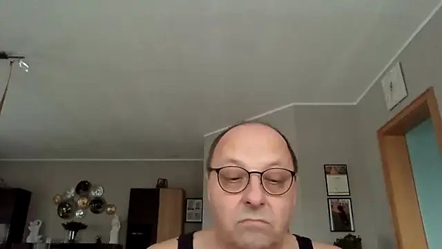 Snapshot of pumel60 chatting on 12/23/24, 11:36 pumel60 online show from 12/23/24, 11:36