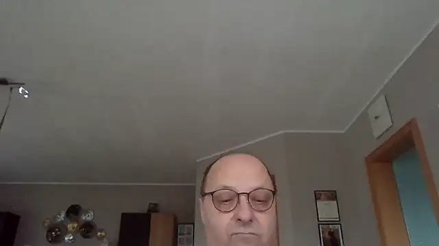 Snapshot of pumel60 chatting on 02/05/25, 08:43 pumel60 online show from 02/05/25, 08:43