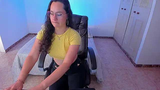 Snapshot of emmaTorres1 chatting on 01/18/25, 01:40 emmaTorres1 online show from 01/18/25, 01:40