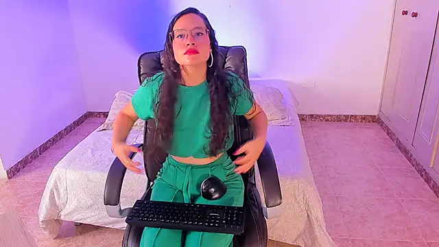 Snapshot of emmaTorres1 chatting on 01/21/25, 02:26 emmaTorres1 online show from 01/21/25, 02:26