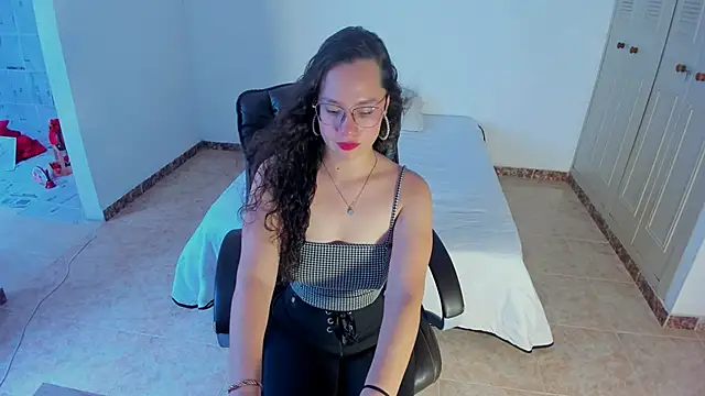 Snapshot of emmaTorres1 chatting on 02/09/25, 06:58 emmaTorres1 online show from 02/09/25, 06:58