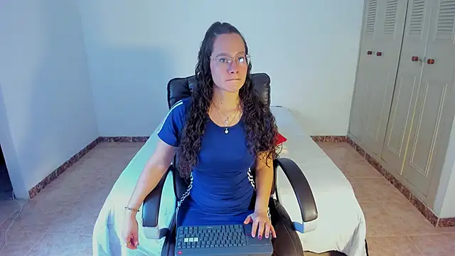 Snapshot of emmaTorres1 chatting on 02/11/25, 07:05 emmaTorres1 online show from 02/11/25, 07:05