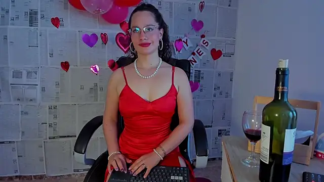 Snapshot of emmaTorres1 chatting on 02/14/25, 05:46 emmaTorres1 online show from 02/14/25, 05:46